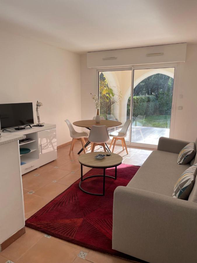 2 Pieces Saint Raphael Renove, Classe 4 Etoiles, 100 M Plages, Piscine, Tennis, Parc, Terrasse, Jardin Privatif Eksteriør bilde